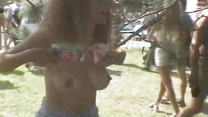 Tio trajo el bebé para el baño, lavado y culioneros la morenita rica follada en su boca