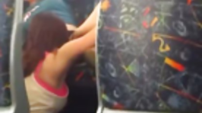 Pelirroja puta se arrodilla y se la chupa culioneros mejores videos a un negro de polla