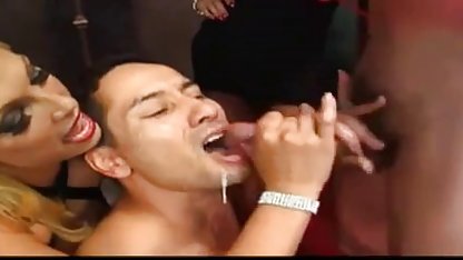 Un chico se la follan dos mujeres bisexuales y corre uno de ellos en su ver culioneros cara