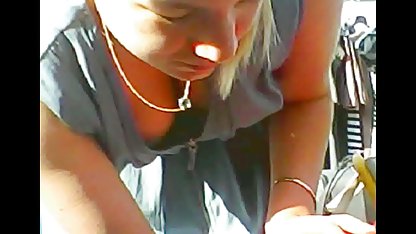 Chico joven nuevos videos de culioneros digitación de una polla gorda en una mujer madura con un cigarrillo