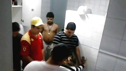 El chico sacó su pene, su herramienta de trabajo y vamos a jugar en la boca, luego uno, luego el segundo de la belleza, y las chicas son jóvenes, culioneros latina pero ellos ya saben cómo chupar y follar