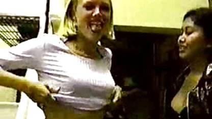 Dos jóvenes culioneros cuchi impresionante de chicas en lencería sexy se la follan anal