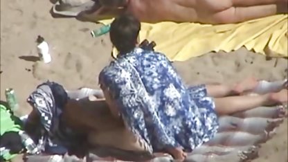 Bronceada flaco de pollo se masturba el coño culioneros publico con un consolador de color naranja