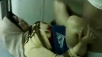 Madura perra en un corsé culioneros en chiva acaricia a sí misma