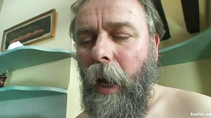 Mientras papi se quedó dormido poringa culioneros al lado de la piscina una joven rubia folla con un amigo