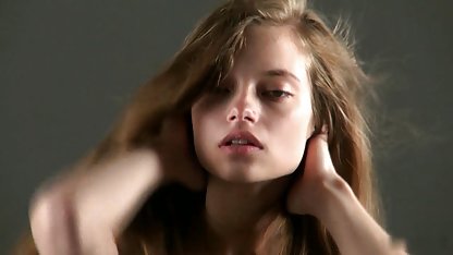 Buena chica no tiene miedo culioneros serviporno de sexo con dos bañeras de hombres y chupa pollas