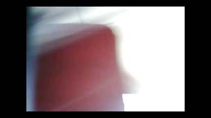 Al llegar en la cocina después de las relaciones sexuales, el hombre vio allí la madre de un amigo culioneros autobus que tenía grandes pechos, ella empezó a follar a la hija del novio de dick y a frotar sus tetas en él