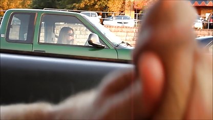 Él se emocionó y comenzó a masturbarse su polla en el porche rebeca linares culioneros