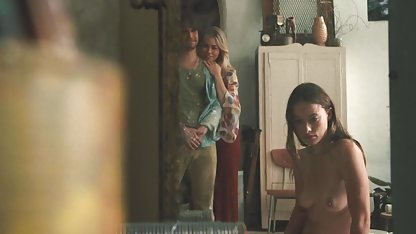 Belleza en videos de culioneros completos rosa bragas acaricia su coño depilado en la cama