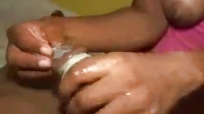 Un hombre se arrodilla un travieso estudiante y unidades de su polla de grasa en el apretado coño de tetonas culioneros esta joven puta