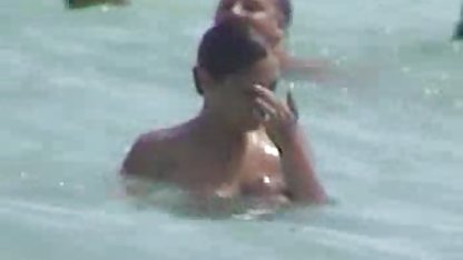 La chica sólo se pone traviesa de tocar sus pezones, y culioner0s luego toma y abraza a su novio en la cara de estos búferes y los extiende a través de su cara