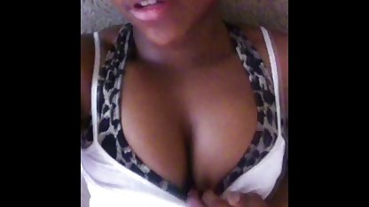 Chico culioneros sexo se folla a chica sexy entre los pechos grandes y el coño afeitado