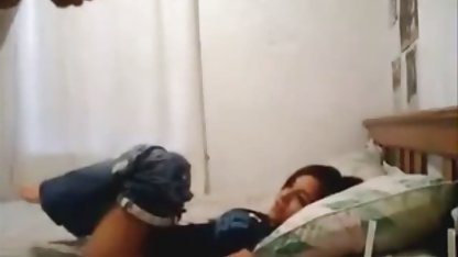 Dos hermosas morenas enmarcado su trasero hd culioneros bajo una polla del tío