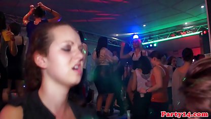 Una chica joven está videos de culioneros gratis completos listo para difundir sus piernas, acaricie su coño y chupar la polla, y eso es todo en la calle