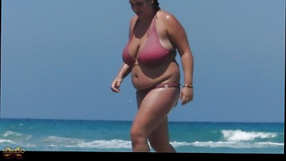 Dos sucias putas se burlan de un tipo en la mujer, medias, golpearon a sus bolas con los puños culioneros en la chiva y las piernas, lo queman con una vela, joder con lo de espesor strapons y consolador, lo hacen cum y tragar su semen