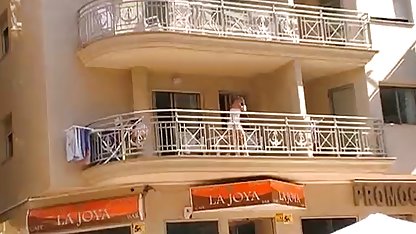 Apasionado macho se folla a una rubia en una mesa de billar y, a continuación, golpea su culioneros favoritos boca