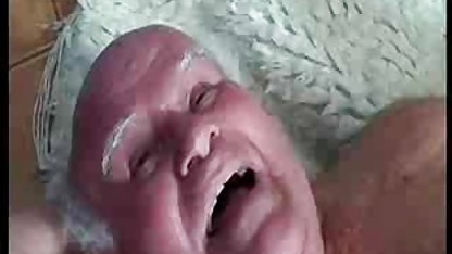 Linda rubia se arrodilla y se la chupa a un la chiva de culioneros negro de polla