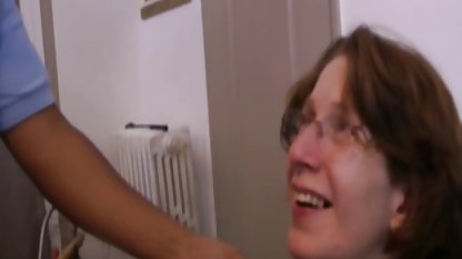 Doble penetración para una joven culioneros con negras morena y una tormentosa orgasmo