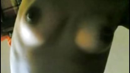 Sexy chica se masturba su coño afeitado y anal con un mejores videos culioneros alicate
