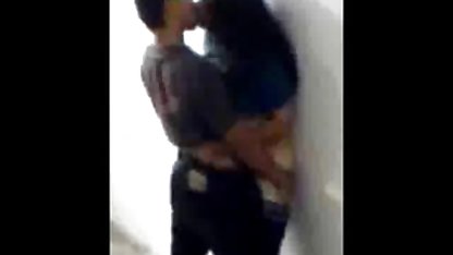 Chica dominno culioneros con tetas pequeñas chupa una gran polla