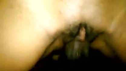 Mamá se acaricia el coño a través de las culioneros con maduras bragas