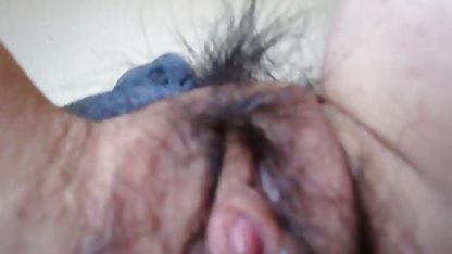El marido está durmiendo, y su lujuriosa videosxxx culioneros esposa es chupar junto a su amigo
