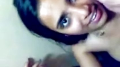 Linda chica travesti sexo culioneros se masturba en la cama grande
