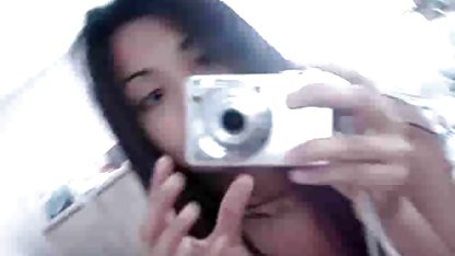 Una jovencita se la chupa a un hombre en frente de videos de culioneros la cámara