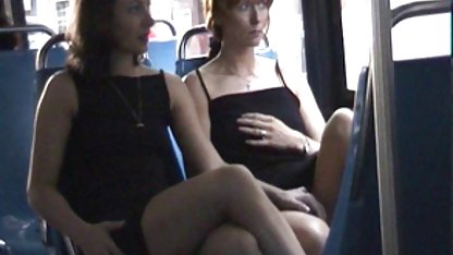 Joven morena en culioneros por el chiquito las medias se masturba el coño
