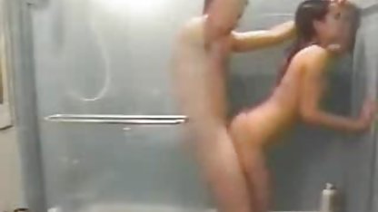 Una tetona y tetona chica Asiática culioneros bomberos va a un baño de agua caliente para lavarse un poco, donde fue sorprendido por un semental que no quiere esperar en la cama y cómo ella follada bien el actual puta en el coño, que fue languideciendo con el deseo