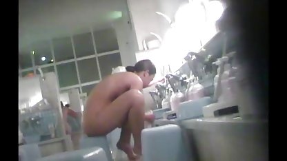 La belleza chupa una gran polla a su amigo, y él la lleva en la cámara videos culioneros xxx