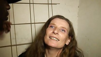 La rubia llegó a emma butt culioneros la fundición y bebió el esperma caliente